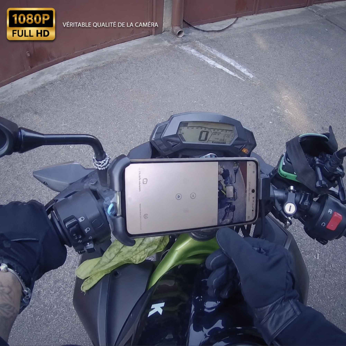 Caméra Pocket maintenue par sa fixation magnétique