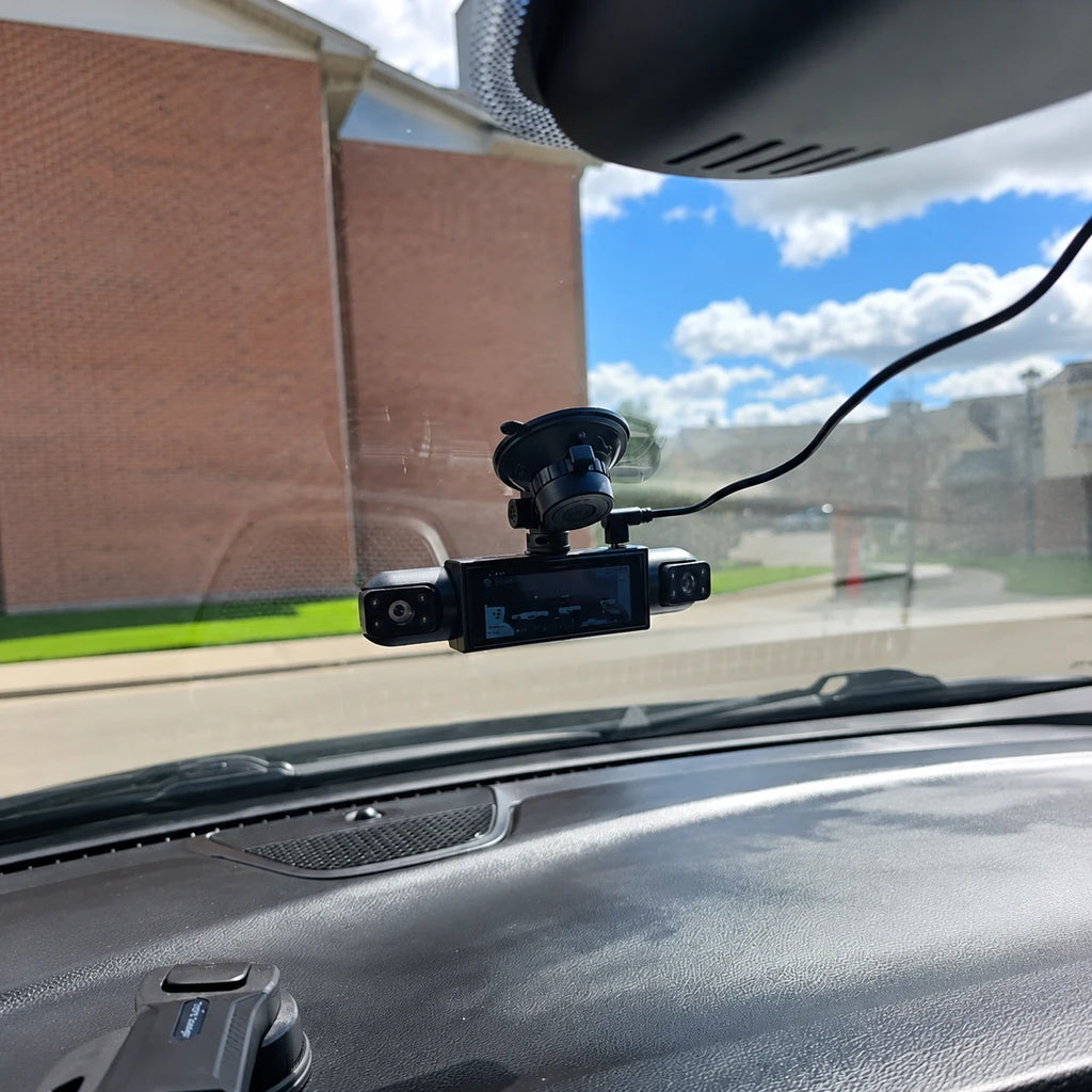 Dashcam à 4 caméras fixée au pare-brise