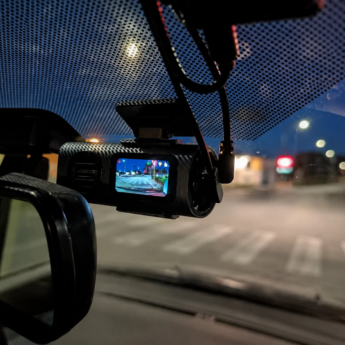 Dashcam Sentinel installée dans une voiture de nuit